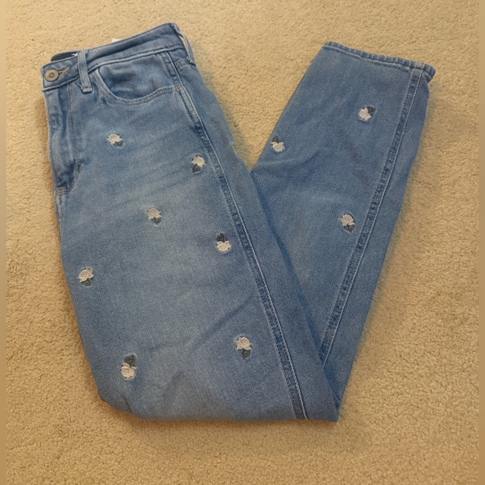 Hollister Ultra High-Rise Mom Jeans